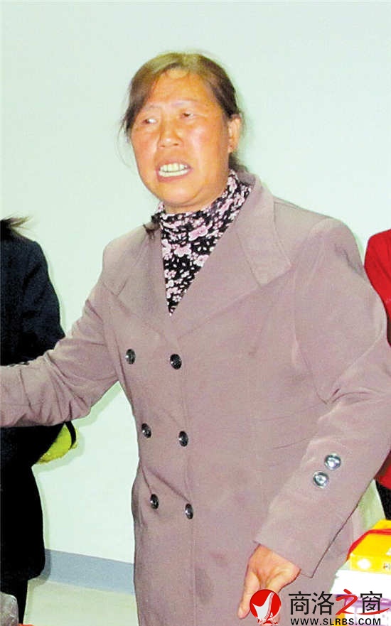 自乐班领头人、今年56岁的常善秀在唱《花墙会》。