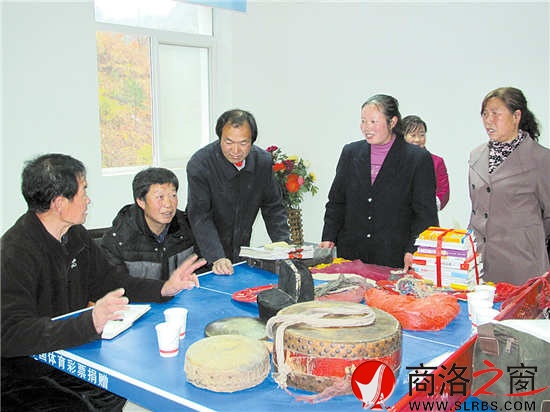 砚池河镇自乐班成员在一起说戏文