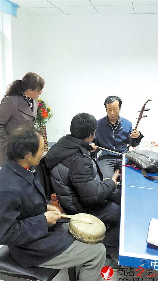自乐班成员在一起切磋技艺