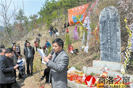 宣讲族人的模范事迹