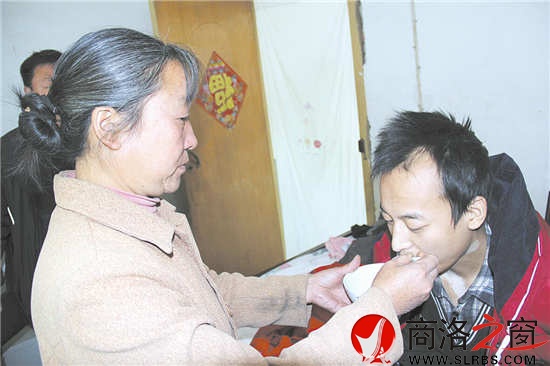 两年来路小异没排过一滴尿，每次口渴，母亲只能喂很少的水润润嗓子