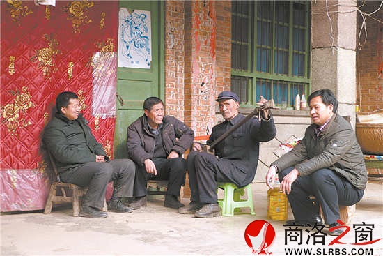 洛南静板书保护成员下乡走访老艺人