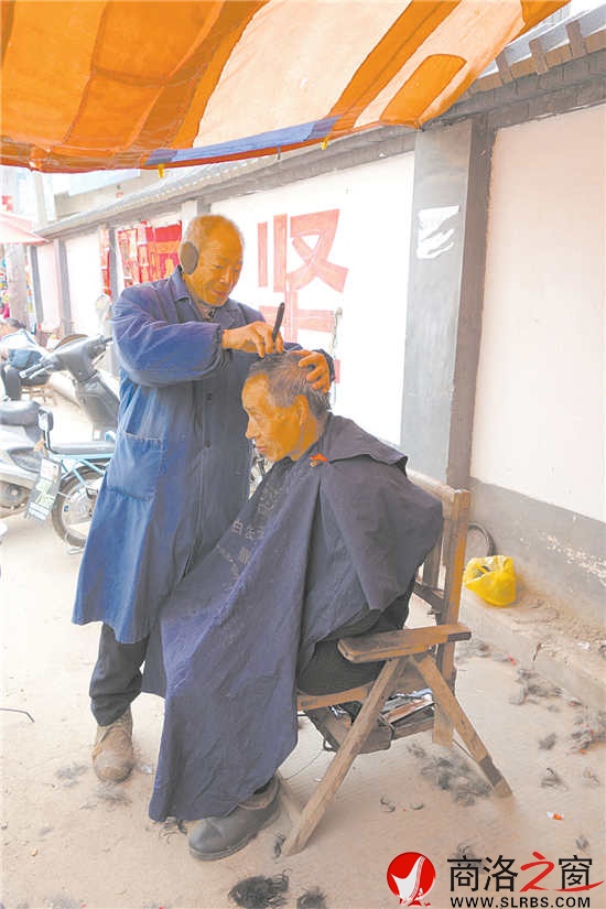 张益民正在给顾客剃头