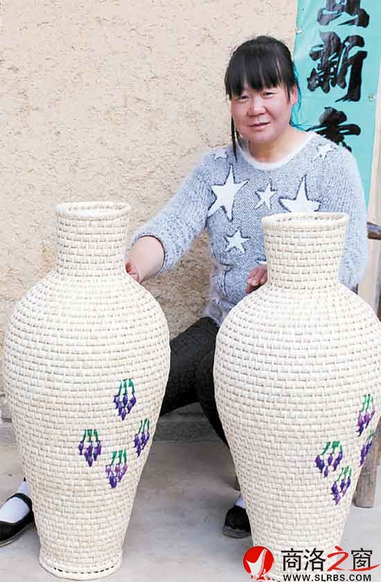 王金娥编的花瓶,既美观,又环保。