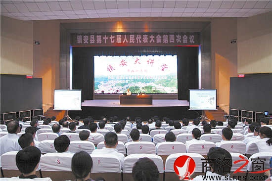 县“两会”期间,县人大代表、政协委员听棚改知识讲座、议报告。