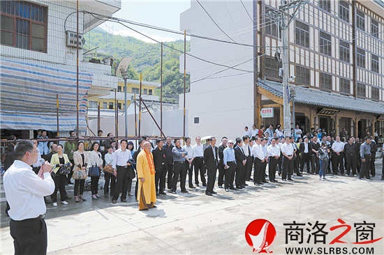 县政协委员观摩镇云一体化建设工程、议报告。