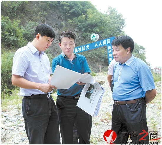 商洛市委常委、镇安县委书记李波(左),镇安县政府县长璩泽涛(右)检查指导重大项目建设工作。