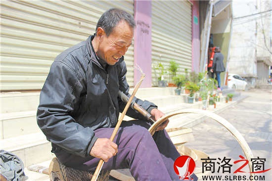 王天民熟练地操作着工具在给笼屉打孔
