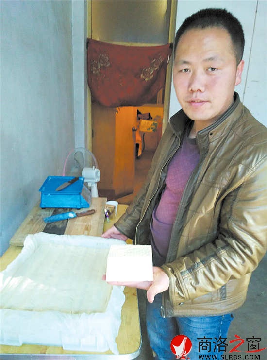 杨成峰介绍他做好的浆水点豆腐