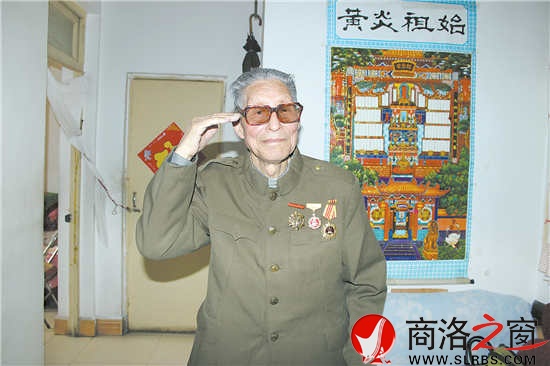 听说记者要采访，张普飞一身戎装不减军人风范，临走还行了一个标准的军礼。