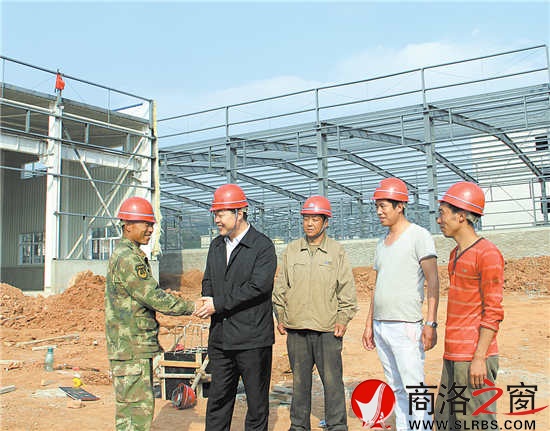 刚从北京领奖回来，冀智勇就第一时间深入在建企业工地了解工程进度，工人们看见他都亲切地与他握手。