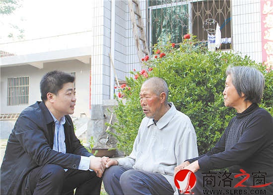 冀智勇经常到贫困户或一些高龄老人家里慰问，以便及时提供帮助。图为在高龄老人冀光田家里了解生活情况。