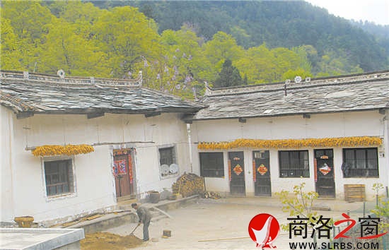 石板房小院，有一种田园诗般的美。