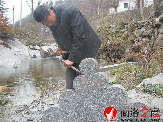 黄英虎在打磨墓门顶造型