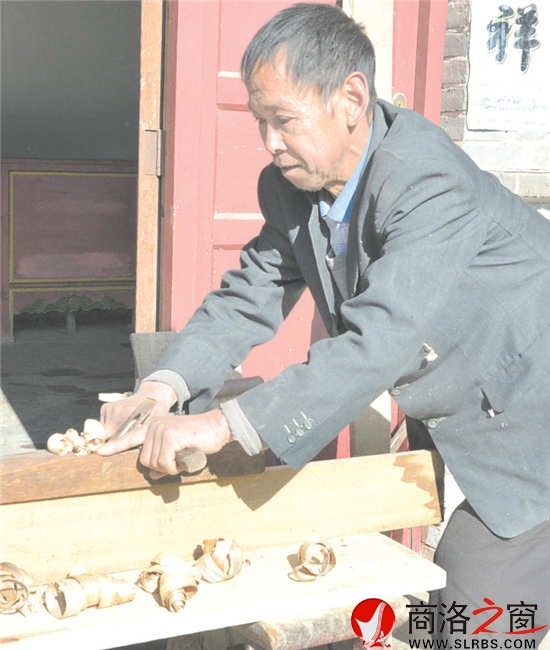 王谋头采用传统手艺做风箱