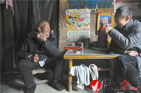 白天景老人接受采访，畅谈自己创作的快板。