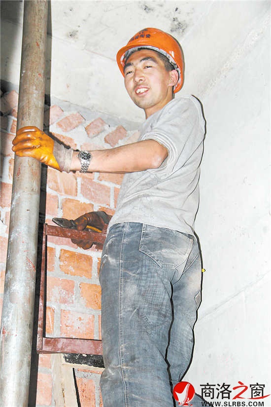 80后工人鱼永超热爱着自己的这份工作，说起工作热情很高。