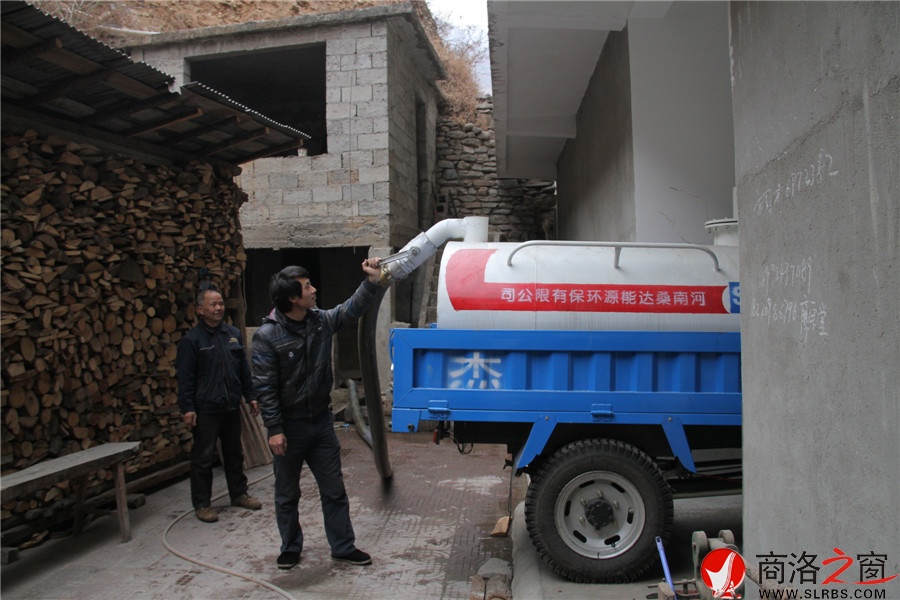 柞水县下梁镇老奄寺村农村沼气服务点抽渣车服务农户