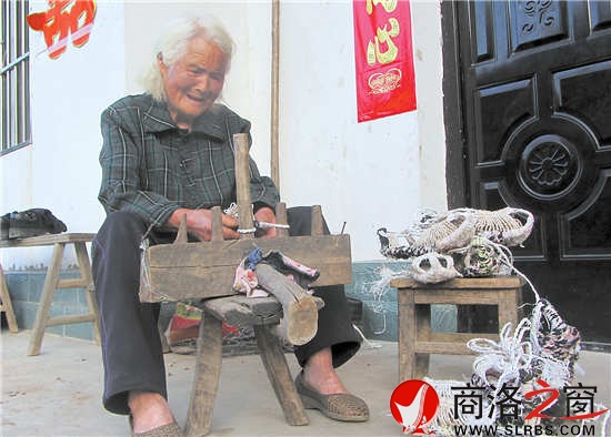 虽然已经77岁高龄，但是绳索在唐翠花手上灵活自如地翻转着，她的双手长满了厚厚的老茧。
