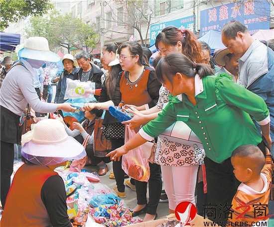 留守妇女带来了自己编制的生活用具