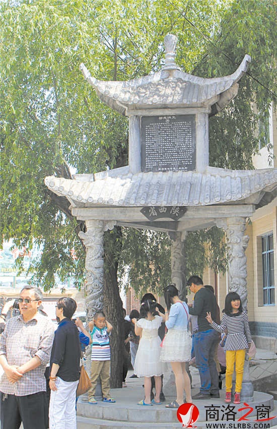 “三省石”处游客如织