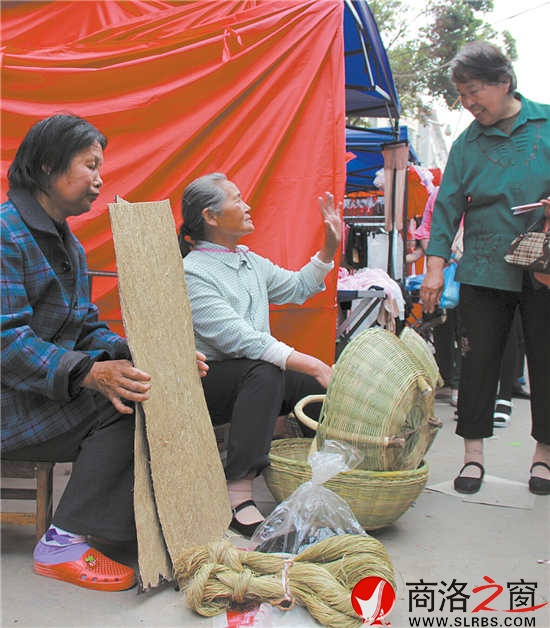 十里八乡的群众都来赶庙会