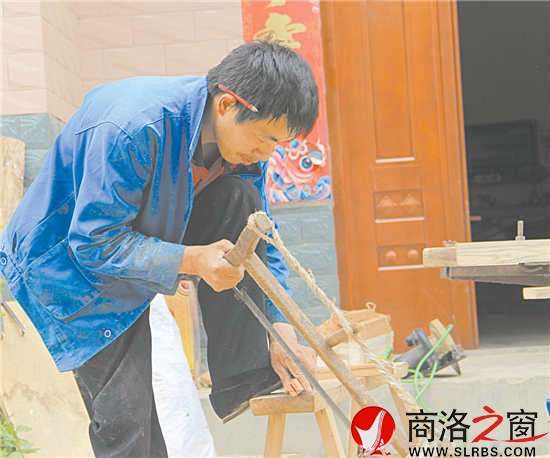 邓本前很珍惜如今的生活，在做每一个板凳时，他都非常细心。