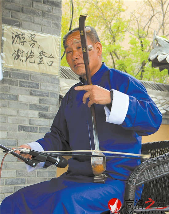 沉浸在艺术的氛围中