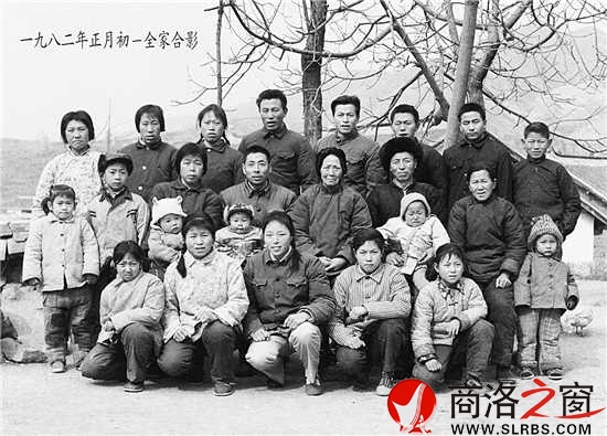 刘艳一家1982年春节全家合影