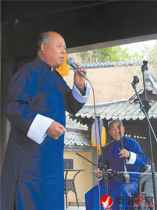 你拉我唱，配合默契。