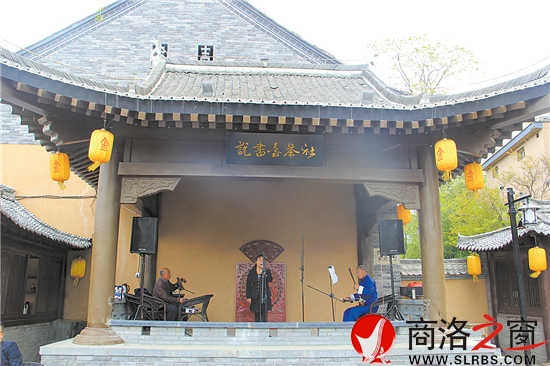 三个人的“开心自乐班”