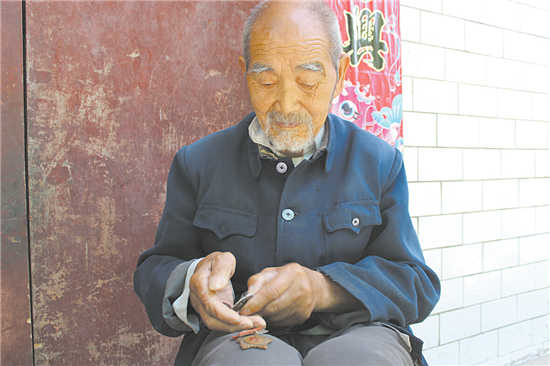 受到毛主席检阅的抗战老兵