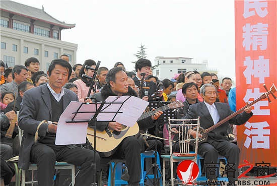 退休干部义务做伴奏