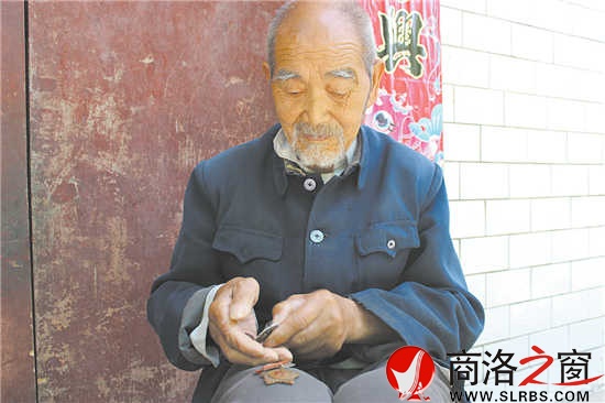 当兵时的纪念章和军功章徐老一直珍藏着，不轻易拿出来示人。