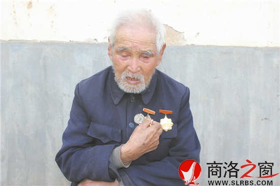 虽然眼睛看不见，耳朵也听不见了，但夏清有老人还是不时用手触摸戴在胸前的军功章。