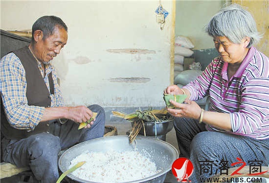 王红计的老伴闲时也会帮他包上几个，两个人说说笑笑，也是一种陪伴。