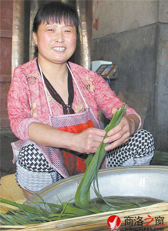 说到洗叶子也是一件辛苦活时，王文武的妻子笑着说，没有包粽子辛苦。
