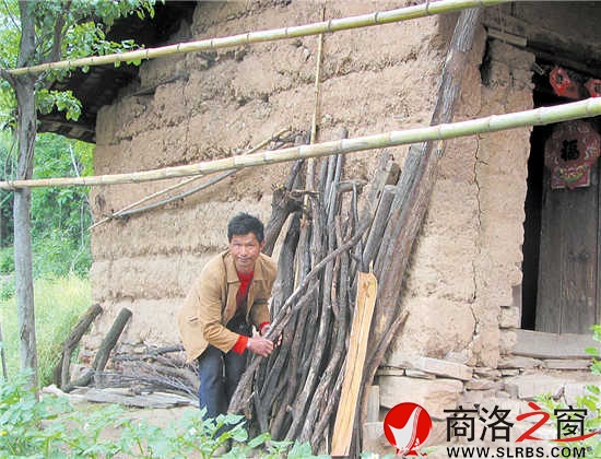 在爷爷手上盖起来的几间土房,经历了几十年的风雨依然屹立不倒,虽然表面破旧,但是屋里却井然有序。