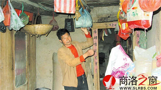 看着断垣残壁,叶正发似乎又回忆起了曾经的邻居和热闹的场面。