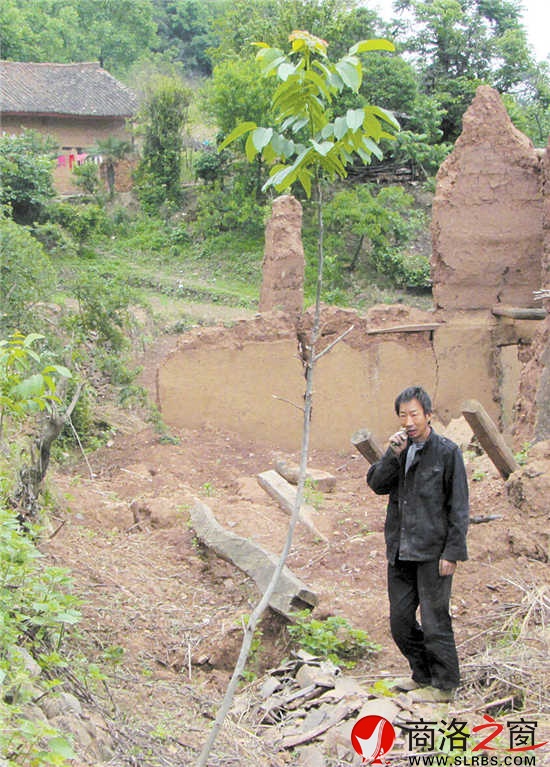 每天天一亮,李义峰就起床为孩子做饭,多年来,他既当爹又当妈。