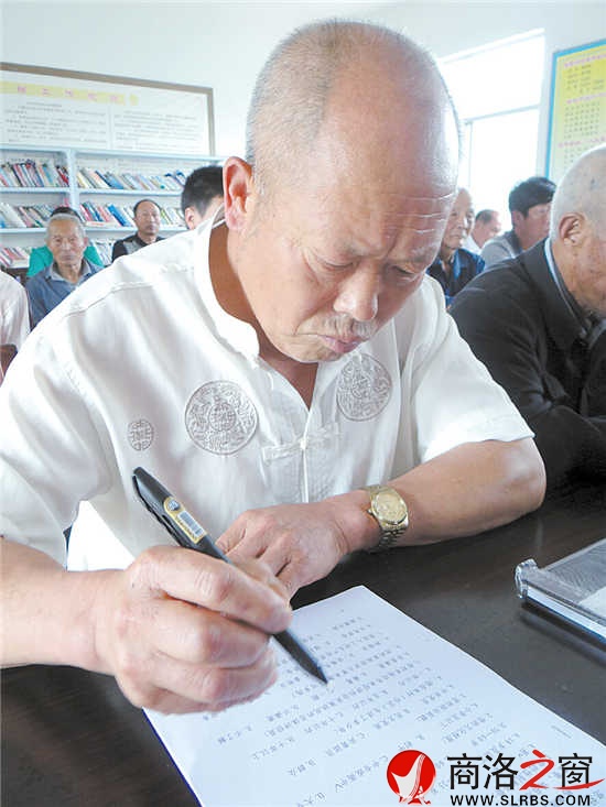 本报在包扶地荆家河村进行农村基层工作调查时,王启学积极参与,认真填写调查表。