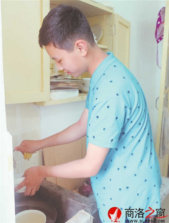 何谕伦帮父母做家务