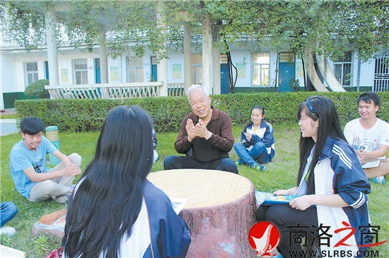 今年高考前夕，吕清太老师来到商南高级中学对参加高考的学生进行心里辅导。