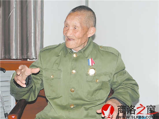 回忆起战争年代的故事，张山怀老人很激动。