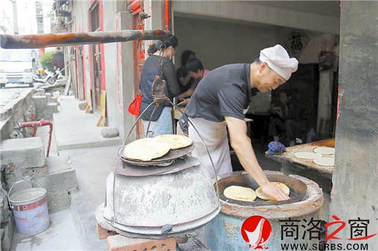 夫妻俩一个做一个卖