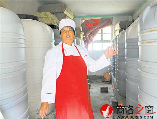 王会芹向大家介绍储藏室里储藏的醋