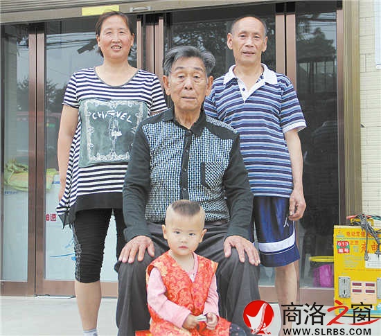 老人和侄子一家的合照