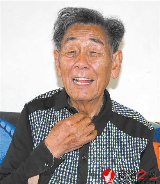 老人对现在的生活很满意，说起时不自觉就会绽开笑容。