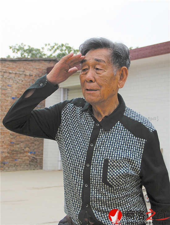 临走时，老人向一同去的军人行了个军礼。