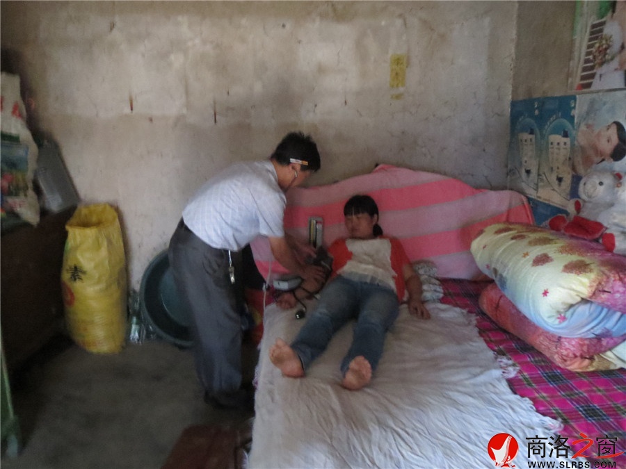 女子深山迷路命悬一线，民警跋山涉水紧急驰援